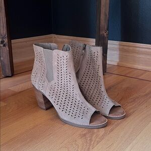 Toms Perforated Tan Heeled Boots